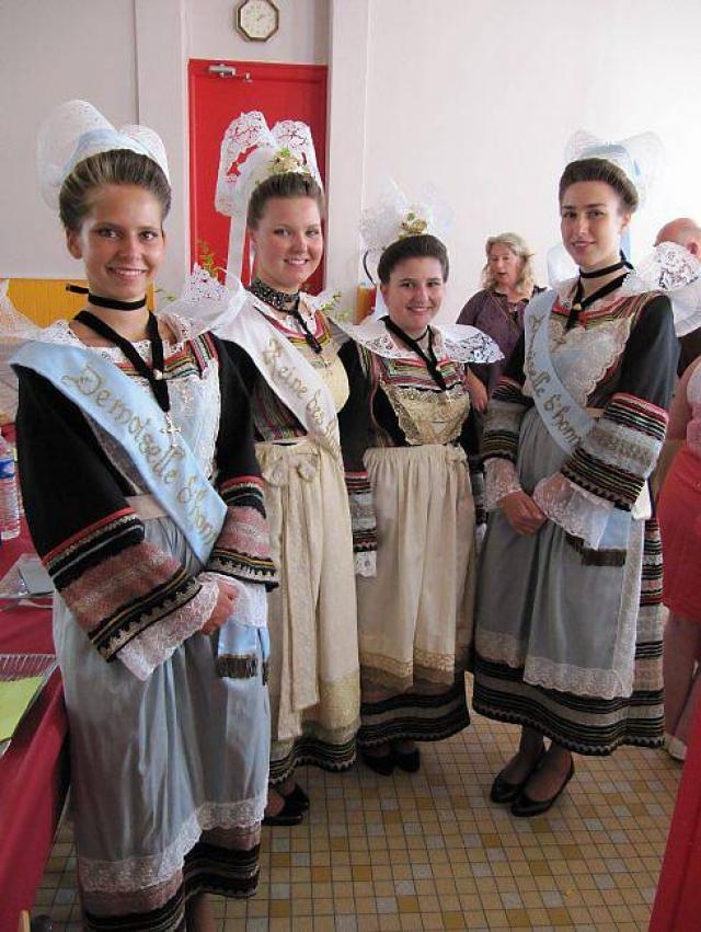 La reine de la fête des Fleurs d'Ajonc et ses demoiselles d'honneur remettront au vainqueur de la course cycliste le bouquet traditionnel.