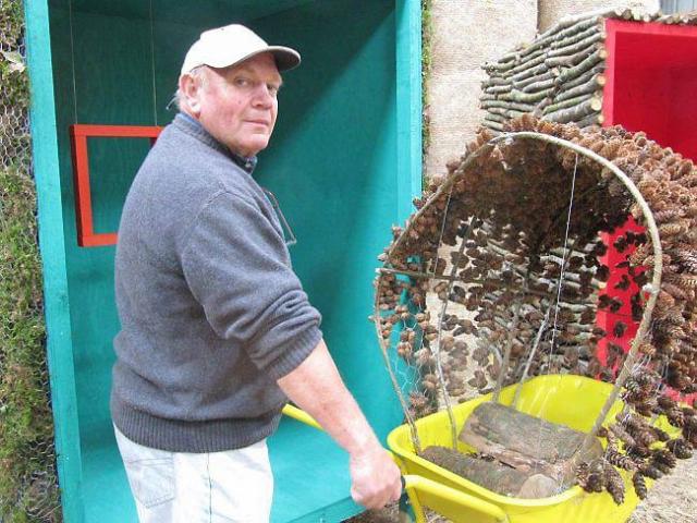 François L'Hermite, vice-président délégué à l'organisation de la Fête des Cabanes, devant les cabanes 2012.