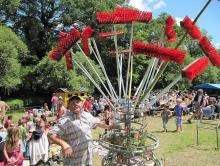 Les vingt balais de la fête et c'est le bouquet ! Pari gagné pour tous les participants.