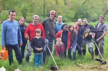 Le travail au bord de la rivière et sur ses îlots se fait dans la bonne humeur sur le site de Kervérennou à Nizon. Avis aux amateurs...